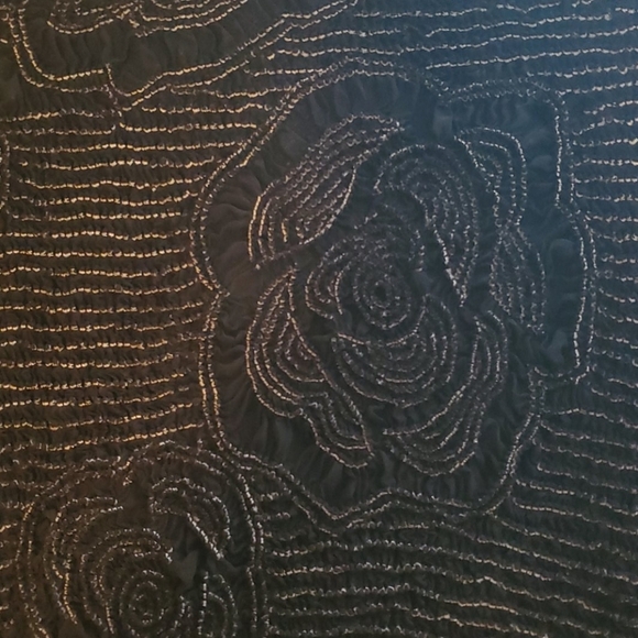 Rose Pattern Design Black Long Sleeve Stretch Crinkly Top One Size - Picture 5 of 5